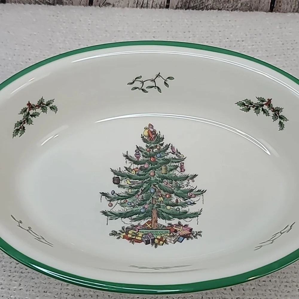 Spode 2000 Vintage Christmas Tree Oven to Table Oval Rimmed Dish in White/Green
